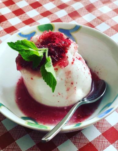 panna cotta mandorle e fragoline di bosco